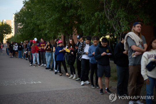 미국 애리조나 주립대학의 투표소에서 학생들이 투표하기 위해 줄을 서고 있다. (EPA=연합뉴스)